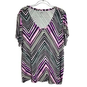 EVRI Modern Tee Womens 2X Purple Black White Chevron Zig Zag V-Neck Short Sleeve